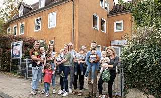 Das frühere Gemeindehaus an der Diesterwegstraße und die dahinterliegende Paul-Gerhardt-Kita sollen abgerissen werden. Eltern haben jetzt eine Bürgerinitiative für den Erhalt, auch des alten Baumbestands im Außenbereich, gegründet. - Joerg Dieckmann - www.dieckmann-fotodesign.de Das frühere Gemeindehaus an der Diesterwegstraße und die dahinterliegende Paul-Gerhardt-Kita sollen abgerissen werden. Eltern haben jetzt eine Bürgerinitiative für den Erhalt, auch des alten Baumbestands im Außenbereich, gegründet. - Joerg Dieckmann - www.dieckmann-fotodesign.de