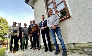 Birte Brever (v. l.), Michael Schulte, Katharina Kuckuck, Peter Rüther (alle Biologische Station), Christoph Schön (Aufsichtsrat Biostation), Marianne Thomann-Stahl (NRW-Stiftung) und Matthias Beine (Biologische Station) am neuen Aufgang. - Jens Reddeker Birte Brever (v. l.), Michael Schulte, Katharina Kuckuck, Peter Rüther (alle Biologische Station), Christoph Schön (Aufsichtsrat Biostation), Marianne Thomann-Stahl (NRW-Stiftung) und Matthias Beine (Biologische Station) am neuen Aufgang. - Jens Reddeker