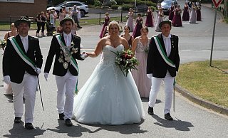 Im Fokus des Festumzugs in Ahden steht das Königspaar Dominik Wegener und Laura Salmen. - Johannes Büttner Im Fokus des Festumzugs in Ahden steht das Königspaar Dominik Wegener und Laura Salmen. - Johannes Büttner