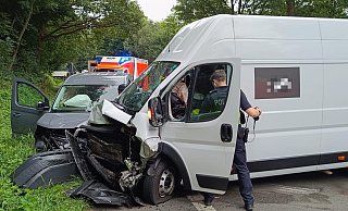Frontaler Zusammenstoß zwischen zwei Autos auf der Herforder Straße in Vlotho. - Claus Frickemeier Frontaler Zusammenstoß zwischen zwei Autos auf der Herforder Straße in Vlotho. - Claus Frickemeier