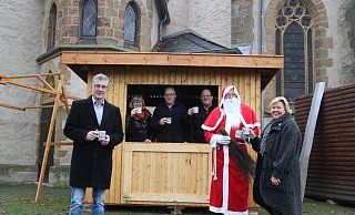 Bürgermeister Bernd Dumcke (v. l.), Anne Beckmann, Wolfgang Haase und Andreas Schmidt vom Aufbauteam, der Nikolaus und Regina Schlüter-Ruff freuen sich auf den Weihnachtsmarkt an der Martinskirche, wo bereits die ersten Hütten stehen. - Britta Bohnenkamp-Schmidt Bürgermeister Bernd Dumcke (v. l.), Anne Beckmann, Wolfgang Haase und Andreas Schmidt vom Aufbauteam, der Nikolaus und Regina Schlüter-Ruff freuen sich auf den Weihnachtsmarkt an der Martinskirche, wo bereits die ersten Hütten stehen. - Britta Bohnenkamp-Schmidt