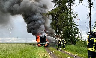 Der selbstfahrende Holzhacker stand bei Eintreffen der Einsatzkräft in Flammen. - Feuerwehr Bad Wünnenberg Der selbstfahrende Holzhacker stand bei Eintreffen der Einsatzkräft in Flammen. - Feuerwehr Bad Wünnenberg