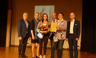 Sportlerin des Jahres umringt: Jürgen Müller, Susanne Rutenkröger, Julia Hettich, Marion Kapsa und Christoph Reuther - Thorsten Mailänder Sportlerin des Jahres umringt: Jürgen Müller, Susanne Rutenkröger, Julia Hettich, Marion Kapsa und Christoph Reuther - Thorsten Mailänder