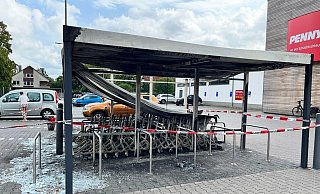 Der Brandort ist am Dienstag mit einem Flatterband der Polizei abgesperrt und der Blickfang aller Menschen, die beim Penny einkaufen. Foto: - pr Der Brandort ist am Dienstag mit einem Flatterband der Polizei abgesperrt und der Blickfang aller Menschen, die beim Penny einkaufen. Foto: - pr