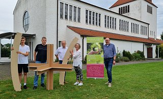 Mitten in den Vorbereitungen: Für die Projektwochen bauen Tischlermeister Thomas Bewermeyer (2. v. l.) und sein Helfer Tim Niklas Pöhler (l.) in der Kirche eine riesige Kuppel, in deren Mitte ein überdimensionales Holzkreuz hängt, auf. Organisiert haben das Ganze Klaus Hölting (v. r.), Petra Scharfen und Andreas Kirchner. - Moritz Trinsch Mitten in den Vorbereitungen: Für die Projektwochen bauen Tischlermeister Thomas Bewermeyer (2. v. l.) und sein Helfer Tim Niklas Pöhler (l.) in der Kirche eine riesige Kuppel, in deren Mitte ein überdimensionales Holzkreuz hängt, auf. Organisiert haben das Ganze Klaus Hölting (v. r.), Petra Scharfen und Andreas Kirchner. - Moritz Trinsch