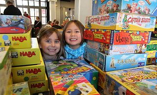 Auch bei der Spieleausstellung 2018- also vor Corona- gab es eine große Auswahl. Lilly (l.) und Hallimah hatten bei den Bergen von Kinderspielen die Qual der Wahl. Letztendlich wählten sie Funkelschatz. - Nicole Sielermann Auch bei der Spieleausstellung 2018- also vor Corona- gab es eine große Auswahl. Lilly (l.) und Hallimah hatten bei den Bergen von Kinderspielen die Qual der Wahl. Letztendlich wählten sie Funkelschatz. - Nicole Sielermann