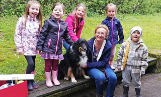 Die Kinder im evangelischen Familienzentrum Emmaus in Brakel haben mit Diakonie-Mitarbeiterin Agnes Pryczko und Therapiehund Thor viel über den Umgang mit Hunden gelernt. - Diakonie Die Kinder im evangelischen Familienzentrum Emmaus in Brakel haben mit Diakonie-Mitarbeiterin Agnes Pryczko und Therapiehund Thor viel über den Umgang mit Hunden gelernt. - Diakonie