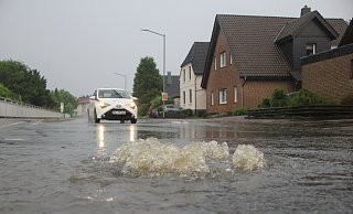 Nach dem Starkregen ist der Druck des Wassers so stark, dass es aus der Kanalisation nach oben gedrückt wird. Foto: Florian Weyand - Florian Weyand Nach dem Starkregen ist der Druck des Wassers so stark, dass es aus der Kanalisation nach oben gedrückt wird. Foto: Florian Weyand - Florian Weyand