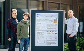 Die Autoren Uwe Gerstmann, Marvin Krenz und Wolf Gero Schmidt mit ihrem Poster zum Energietransport in der Solarzelle. - Besim Mazhiqi / Universität Paderborn Die Autoren Uwe Gerstmann, Marvin Krenz und Wolf Gero Schmidt mit ihrem Poster zum Energietransport in der Solarzelle. - Besim Mazhiqi / Universität Paderborn
