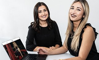 Emel Tumay (links) hat das Fashion-Startup "e-dress" gegründet. Unterstützt wird sie von Cassandra Hillgruber. - © Jörg Dieckmann - www. dieckmann-fotodesign.de Emel Tumay (links) hat das Fashion-Startup "e-dress" gegründet. Unterstützt wird sie von Cassandra Hillgruber. - © Jörg Dieckmann - www. dieckmann-fotodesign.de