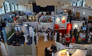 Viele Unternehmen haben einen Stand auf der Messe eröffnet und beraten zu den Ausbildungsberufen, die sie anbieten. - Peter Heidbrink Viele Unternehmen haben einen Stand auf der Messe eröffnet und beraten zu den Ausbildungsberufen, die sie anbieten. - Peter Heidbrink