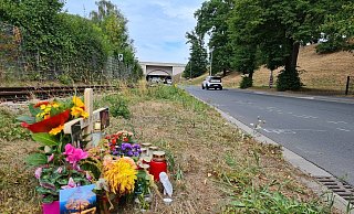 Angehörige haben Blumen an der Unfallstelle niedergelegt. - Ilja Regier Angehörige haben Blumen an der Unfallstelle niedergelegt. - Ilja Regier