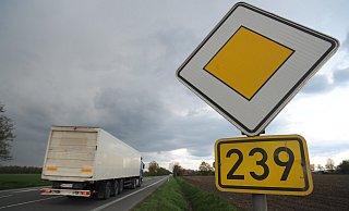 Die Bundesstraße 239 ist eine wichtige Nord-Süd-Magistrale und entsprechend viel befahren. - Archivfoto Joern Spreen-Ledebur Die Bundesstraße 239 ist eine wichtige Nord-Süd-Magistrale und entsprechend viel befahren. - Archivfoto Joern Spreen-Ledebur