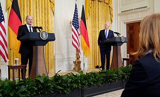 07.02.2022, USA, Washington: Bundeskanzler Olaf Scholz (SPD, l) und US-Präsident Joe Biden geben eine Pressekonferenz im Weißen Haus. Hauptthema beim Antrittsbesuch von Olaf Scholz in den USA dürfte die Russland-Ukraine-Krise sein. Foto: Alex Brandon/AP/dpa +++ dpa-Bildfunk +++ - picture alliance/dpa 07.02.2022, USA, Washington: Bundeskanzler Olaf Scholz (SPD, l) und US-Präsident Joe Biden geben eine Pressekonferenz im Weißen Haus. Hauptthema beim Antrittsbesuch von Olaf Scholz in den USA dürfte die Russland-Ukraine-Krise sein. Foto: Alex Brandon/AP/dpa +++ dpa-Bildfunk +++ - picture alliance/dpa
