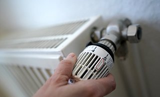 Eine Frau dreht an einem Heizungsthermostat. Das umstrittene Gesetz zum Austausch alter Öl- und Gasheizungen sorgte für Streit in der Ampel-Koalition. - Marcus Brandt Eine Frau dreht an einem Heizungsthermostat. Das umstrittene Gesetz zum Austausch alter Öl- und Gasheizungen sorgte für Streit in der Ampel-Koalition. - Marcus Brandt