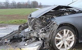 Unfall am am Freitagmorgen: Die Front des Mercedes nahm erheblichen Schaden. - Polizei Minden-Lübbecke Unfall am am Freitagmorgen: Die Front des Mercedes nahm erheblichen Schaden. - Polizei Minden-Lübbecke