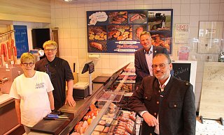 Fleischerehepaar Frauke und Alfred Brilon (v. l.) mit dem Landtagsabgeordneten Matthias Goeken und Kreishanderwerkerschafts-Hauptgeschäftsführer Gerald Studzinksy. - Burkhard Battran Fleischerehepaar Frauke und Alfred Brilon (v. l.) mit dem Landtagsabgeordneten Matthias Goeken und Kreishanderwerkerschafts-Hauptgeschäftsführer Gerald Studzinksy. - Burkhard Battran
