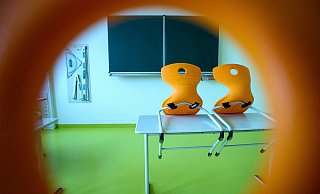 In besonderen Fällen kann das Gesundheitsamt Schulschließungen anordnen. Die Klassenräume bleiben dann leer und die Stühle oben. - Klaus-Dietmar Gabbert In besonderen Fällen kann das Gesundheitsamt Schulschließungen anordnen. Die Klassenräume bleiben dann leer und die Stühle oben. - Klaus-Dietmar Gabbert