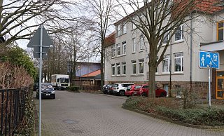 Die Verkehrssituation an der Grundschule Enger-Mitte wird von Verwaltung und Schulleitung als Problem gesehen. Nun gibt es einen neuen Vorschlag, wie das Problem mit den Elterntaxis gelöst werden kann. - Ekkehard Wind Die Verkehrssituation an der Grundschule Enger-Mitte wird von Verwaltung und Schulleitung als Problem gesehen. Nun gibt es einen neuen Vorschlag, wie das Problem mit den Elterntaxis gelöst werden kann. - Ekkehard Wind