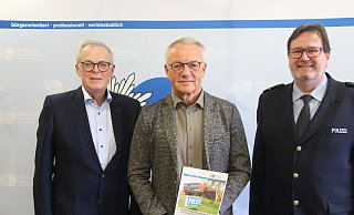Kreisdirektor Klaus Schumacher (v. l.) , Erster Kriminalhauptkommissar Karlheinz Schröder und Polizeidirektor Christian Brenski stellen die Kriminalitätsstatistik für den Kreis Höxter vor. - Burkhard Battran Kreisdirektor Klaus Schumacher (v. l.) , Erster Kriminalhauptkommissar Karlheinz Schröder und Polizeidirektor Christian Brenski stellen die Kriminalitätsstatistik für den Kreis Höxter vor. - Burkhard Battran