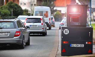 Blitzer Bernhard nimmt den Verkehr in Bielefeld seit Mai 2019 ins Visier. Sein Bruder Guntram seit April 2020. - Sarah Jonek Blitzer Bernhard nimmt den Verkehr in Bielefeld seit Mai 2019 ins Visier. Sein Bruder Guntram seit April 2020. - Sarah Jonek