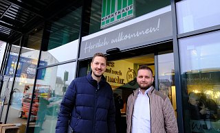 Simon Zehler, Projektverantwortlicher (l.), und Marktleiter Donjet Morina freuen sich, dass sie bald die Kundschaft im neuen Lübbecker Marktkauf begrüßen können. - Heike von Schulz Simon Zehler, Projektverantwortlicher (l.), und Marktleiter Donjet Morina freuen sich, dass sie bald die Kundschaft im neuen Lübbecker Marktkauf begrüßen können. - Heike von Schulz