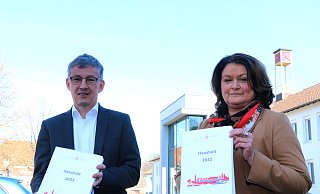 Britta Jenniches und Bernd Dumcke präsentieren den Haushaltsplan für das Jahr 2022. Ob die Zahlen zum Zeitpunkt der Abstimmung darüber in einem Monat noch dieselben sind, mag die Kämmerin nicht sagen. Zu viele Unwägbarkeiten seien durch den Ukraine-Krieg zu erwarten. - Andreas Sundermeier Britta Jenniches und Bernd Dumcke präsentieren den Haushaltsplan für das Jahr 2022. Ob die Zahlen zum Zeitpunkt der Abstimmung darüber in einem Monat noch dieselben sind, mag die Kämmerin nicht sagen. Zu viele Unwägbarkeiten seien durch den Ukraine-Krieg zu erwarten. - Andreas Sundermeier
