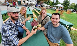 Fabian Chognitzki, Stefanie Reineke, Vicky Langham und Marius Sievers nutzen das Weinfest in Schloß Neuhaus für ein "kleines Klassenttreffen". - Marc Schröder Fabian Chognitzki, Stefanie Reineke, Vicky Langham und Marius Sievers nutzen das Weinfest in Schloß Neuhaus für ein "kleines Klassenttreffen". - Marc Schröder