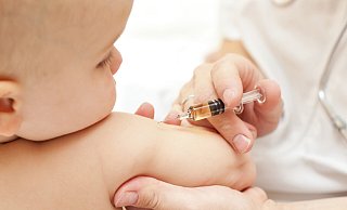 Arzt gibt einem kleinen Baby eine Spritze. - DAK/Dmitry Naumov Arzt gibt einem kleinen Baby eine Spritze. - DAK/Dmitry Naumov