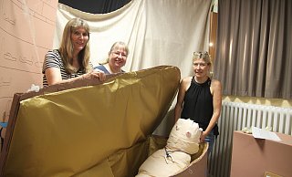 Auch Ferienspielangebote gehören zu den Aufgaben der OGS-Teams. Die IfAS-Mitarbeiterinnen Christine Meier (v.l.), Martina Kelly und Susann Wallmann haben dazu beispielsweise auch mal einen Escape Room mit einem Sarkophag geschaffen. - Heidi Froreich Auch Ferienspielangebote gehören zu den Aufgaben der OGS-Teams. Die IfAS-Mitarbeiterinnen Christine Meier (v.l.), Martina Kelly und Susann Wallmann haben dazu beispielsweise auch mal einen Escape Room mit einem Sarkophag geschaffen. - Heidi Froreich