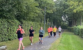 Die Paderborner Running Moms Teilnehmerinnen trainieren wöchentlich eine Stunde lang auf der Laufstrecke um den Ahornsportpark. - Julia Spiekerkötter Die Paderborner Running Moms Teilnehmerinnen trainieren wöchentlich eine Stunde lang auf der Laufstrecke um den Ahornsportpark. - Julia Spiekerkötter