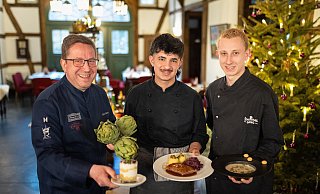 Küchenchef Silvio Eberlein (von links) mit Azubi Ameen Khalaf und Sohn Jan Eberlein. - Oliver Krato Küchenchef Silvio Eberlein (von links) mit Azubi Ameen Khalaf und Sohn Jan Eberlein. - Oliver Krato