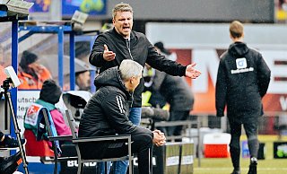 SCP-Coach Lukas Kwasniok ist angesichts der Darbietungen seines Teams in der ersten Halbzeit sichtlich unzufrieden. Auch Co-Trainer Frank Kaspari (vorne) wirkt ein wenig ratlos. - Besim Mazhiqi SCP-Coach Lukas Kwasniok ist angesichts der Darbietungen seines Teams in der ersten Halbzeit sichtlich unzufrieden. Auch Co-Trainer Frank Kaspari (vorne) wirkt ein wenig ratlos. - Besim Mazhiqi