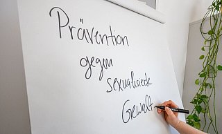Die evangelische Kirche macht beim Umgang mit sexualisierter Gewalt klare Vorgaben. Jeder Mitarbeiter ist verpflichtet Vergehen zu melden - auch im Verdachtsfall. - picture alliance/dpa Die evangelische Kirche macht beim Umgang mit sexualisierter Gewalt klare Vorgaben. Jeder Mitarbeiter ist verpflichtet Vergehen zu melden - auch im Verdachtsfall. - picture alliance/dpa
