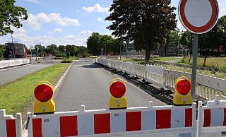 Am Kreisverkehr nahe des Delbrücker Obi-Marktes (r.) wird noch bis Anfang der Woche gewerkelt. - Regina Brucksch Am Kreisverkehr nahe des Delbrücker Obi-Marktes (r.) wird noch bis Anfang der Woche gewerkelt. - Regina Brucksch