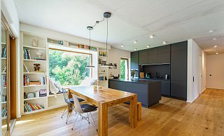 Essbereich und Küche vereinen kalte und warme Farben. Hingucker ist das Fenster mit Sitzbank. Es ist einem Blumenfenster nachempfunden. - Oliver Windus Essbereich und Küche vereinen kalte und warme Farben. Hingucker ist das Fenster mit Sitzbank. Es ist einem Blumenfenster nachempfunden. - Oliver Windus