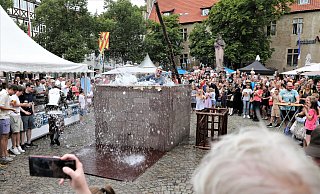 Darauf warten sie alle – und am meisten der Delinquent selbst: das Bad auf dem Altstädter Marktplatz. - Simone Flörke Darauf warten sie alle – und am meisten der Delinquent selbst: das Bad auf dem Altstädter Marktplatz. - Simone Flörke