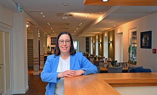 Die neue Dehoga-Kreisvorsitzende Larissa Mattlage in der Alten Rentei, dem gastronomischen Treffpunkt auf dem Schlossgelände in Benkhausen. - Karsten Schulz Die neue Dehoga-Kreisvorsitzende Larissa Mattlage in der Alten Rentei, dem gastronomischen Treffpunkt auf dem Schlossgelände in Benkhausen. - Karsten Schulz