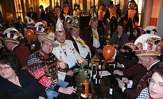 Tolle Stimmung bei der Gala-Sitzung der Willebadessener Karnevalsfreunde: Auch in diesem Jahr hegen die Jecken große Pläne . - burkhard battran Tolle Stimmung bei der Gala-Sitzung der Willebadessener Karnevalsfreunde: Auch in diesem Jahr hegen die Jecken große Pläne . - burkhard battran