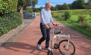 Der Tüftler Manfred Büteröwe mit seiner nächsten Erfindung - der "GeSiFa-Rollator". - Philipp Kersten Der Tüftler Manfred Büteröwe mit seiner nächsten Erfindung - der "GeSiFa-Rollator". - Philipp Kersten