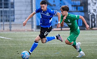 Arminia Bielefeld gewann mit Christos Theodoridis (l.) das B-Jugend-Derby gegen Rödinghausen. - Andreas Zobe Arminia Bielefeld gewann mit Christos Theodoridis (l.) das B-Jugend-Derby gegen Rödinghausen. - Andreas Zobe