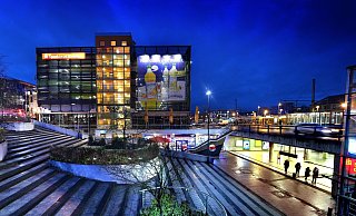 Die Treppen zwischen dem Boulevard (links) und dem Hauptbahnhof (rechts) sind ein beliebter Open-Air-Treffpunkt der Discobesucher und Partygänger. - Symbolfoto: Andreas Frücht Die Treppen zwischen dem Boulevard (links) und dem Hauptbahnhof (rechts) sind ein beliebter Open-Air-Treffpunkt der Discobesucher und Partygänger. - Symbolfoto: Andreas Frücht