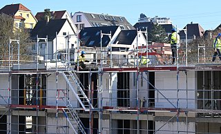 Auf einer Baustelle für Wohnungen und Sozialwohnungen in Stuttgart arbeiten Bauarbeiter am Rohbau. Wer dauerhaft bezahlbaren Wohnraum zur Verfügung stellt, soll steuerlich begünstigt und gefördert werden - mehrere Gewerkschaften und Betriebsräte fordern die Bundesregierung bei diesem Vorhaben zu mehr Tempo auf. - Bernd Weißbrod/dpa Auf einer Baustelle für Wohnungen und Sozialwohnungen in Stuttgart arbeiten Bauarbeiter am Rohbau. Wer dauerhaft bezahlbaren Wohnraum zur Verfügung stellt, soll steuerlich begünstigt und gefördert werden - mehrere Gewerkschaften und Betriebsräte fordern die Bundesregierung bei diesem Vorhaben zu mehr Tempo auf. - Bernd Weißbrod/dpa