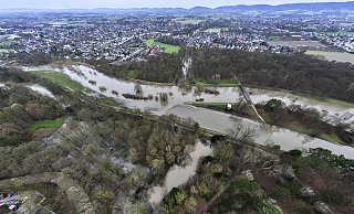 Die Werre hat größere Teile des Sielparks für sich eingenommen. Unser Foto zeigt den Fluss in Höhe der Einmündung des Kaarbachs und den überfluteten Reitplatz. - Thorsten Ulonska Die Werre hat größere Teile des Sielparks für sich eingenommen. Unser Foto zeigt den Fluss in Höhe der Einmündung des Kaarbachs und den überfluteten Reitplatz. - Thorsten Ulonska