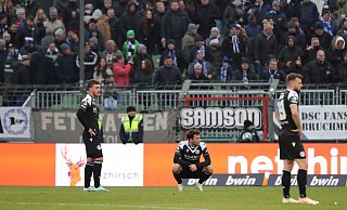 Die Spieler von Arminia Bielefeld stehen nach dem späten 2:2-Ausgleich beim VfB Lübeck ernüchtert auf dem Platz. - IMAGO/Nordphoto Die Spieler von Arminia Bielefeld stehen nach dem späten 2:2-Ausgleich beim VfB Lübeck ernüchtert auf dem Platz. - IMAGO/Nordphoto