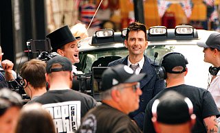 David Tennant (Mitte) und Neil Patrick Harris (Mitte links) während der Dreharbeiten im Jahr 2022 zu "Doctor Who" in Bristol. Im November 2023 erscheint anlässlich des 60ten Jubiläums der Serie ein Special, in dem Tennant erneut in die Rolle des Zeitreisenden schlüpft. - picture alliance / empics | Ben Birchall David Tennant (Mitte) und Neil Patrick Harris (Mitte links) während der Dreharbeiten im Jahr 2022 zu "Doctor Who" in Bristol. Im November 2023 erscheint anlässlich des 60ten Jubiläums der Serie ein Special, in dem Tennant erneut in die Rolle des Zeitreisenden schlüpft. - picture alliance / empics | Ben Birchall