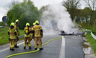 Die Feuerwehr Paderborn löscht die ausgebrannten Reste des Wohnwagens auf dem Parkplatz Lippesee. - Ralph Meyer Die Feuerwehr Paderborn löscht die ausgebrannten Reste des Wohnwagens auf dem Parkplatz Lippesee. - Ralph Meyer