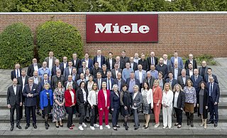 Die Miele-Geschäftsleitung mit den Jubilarinnen und Jubilaren aus Gütersloh im Jahr 2024. - Miele Die Miele-Geschäftsleitung mit den Jubilarinnen und Jubilaren aus Gütersloh im Jahr 2024. - Miele