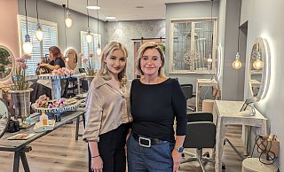 Sabrina Poser (r., Inhaberin des Biosthetiksalons Sabrina Poser Hair& Beauty) und Mitarbeiterin Lisa Kahriev waren gemeinsam als Stylistinnen bei der New York Fashion Week. - Susanne Blersch Sabrina Poser (r., Inhaberin des Biosthetiksalons Sabrina Poser Hair& Beauty) und Mitarbeiterin Lisa Kahriev waren gemeinsam als Stylistinnen bei der New York Fashion Week. - Susanne Blersch