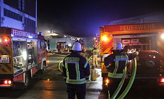 „Feuer 4“ hieß das Alarm-Stichwort Anfang November: In einer Lagerhalle am alten Kornhaus in Warburg hatten Stroh- und Heuballen Feuer gefangen. Rund 170 Einsatzkräfte von Feuerwehr und Technischem Hilfswerk waren in der Spitze im Einsatz. - Dieter Scholz „Feuer 4“ hieß das Alarm-Stichwort Anfang November: In einer Lagerhalle am alten Kornhaus in Warburg hatten Stroh- und Heuballen Feuer gefangen. Rund 170 Einsatzkräfte von Feuerwehr und Technischem Hilfswerk waren in der Spitze im Einsatz. - Dieter Scholz